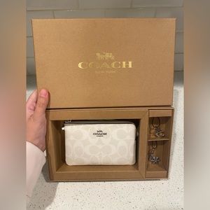 NWT Coach Zip Boxed Wristlet Set